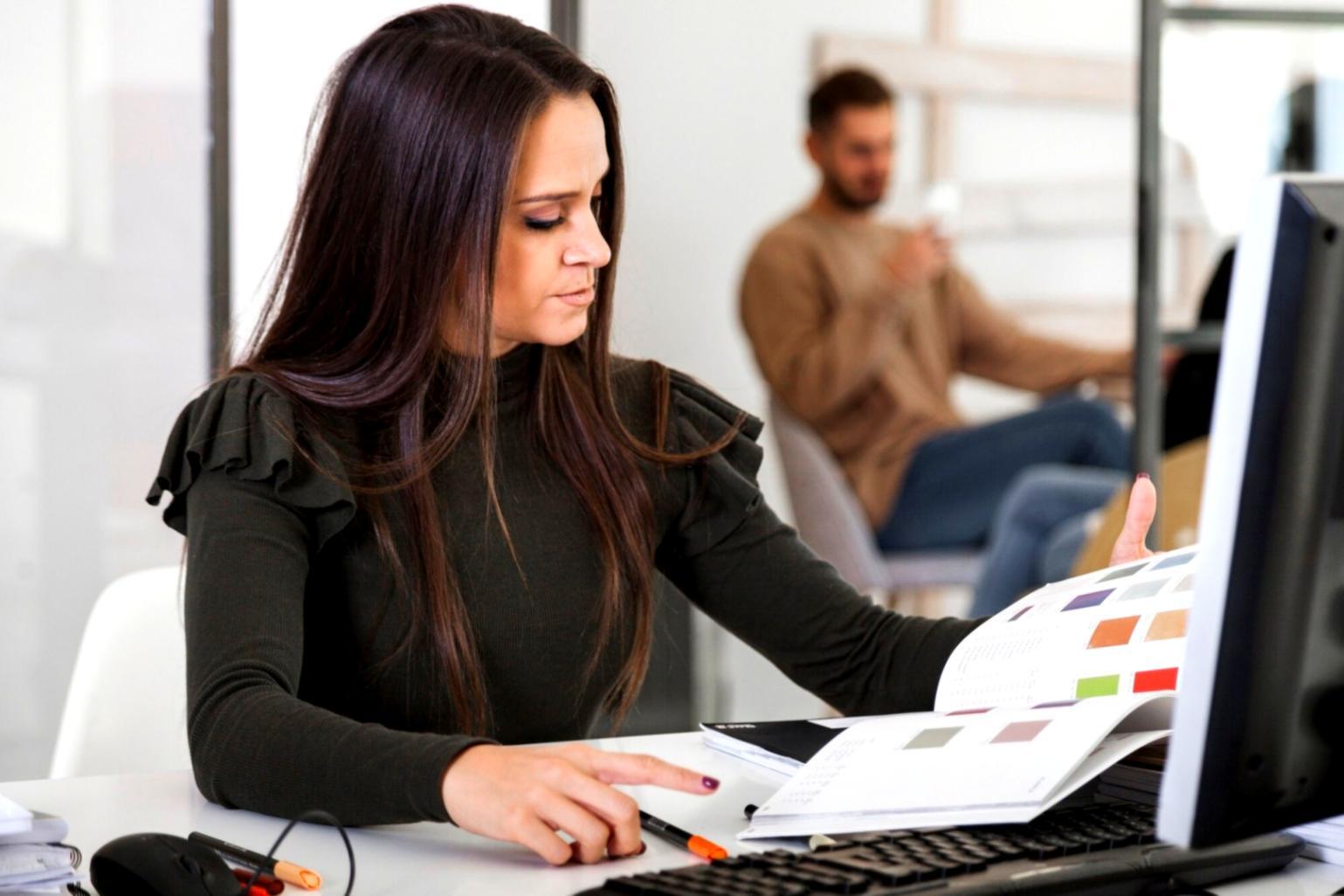 Strumenti professionali per il trucco in un ambiente formativo autentico